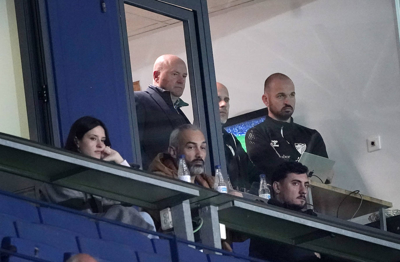 Pepe Mel en una de las cabinas de la tribuna de La Rosaleda durante el Málaga-Tenerife.