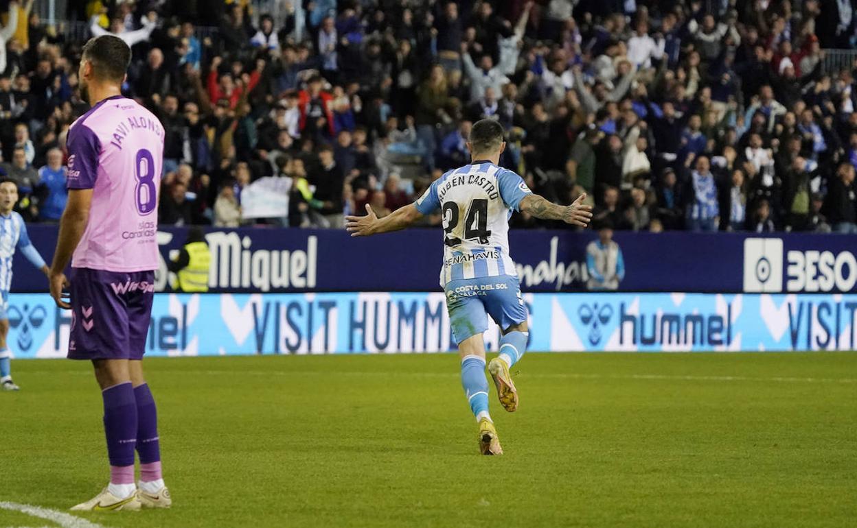 Rubén Castro celebra su gol ante el Tenerife con la grada de La Rosaleda de fondo. 