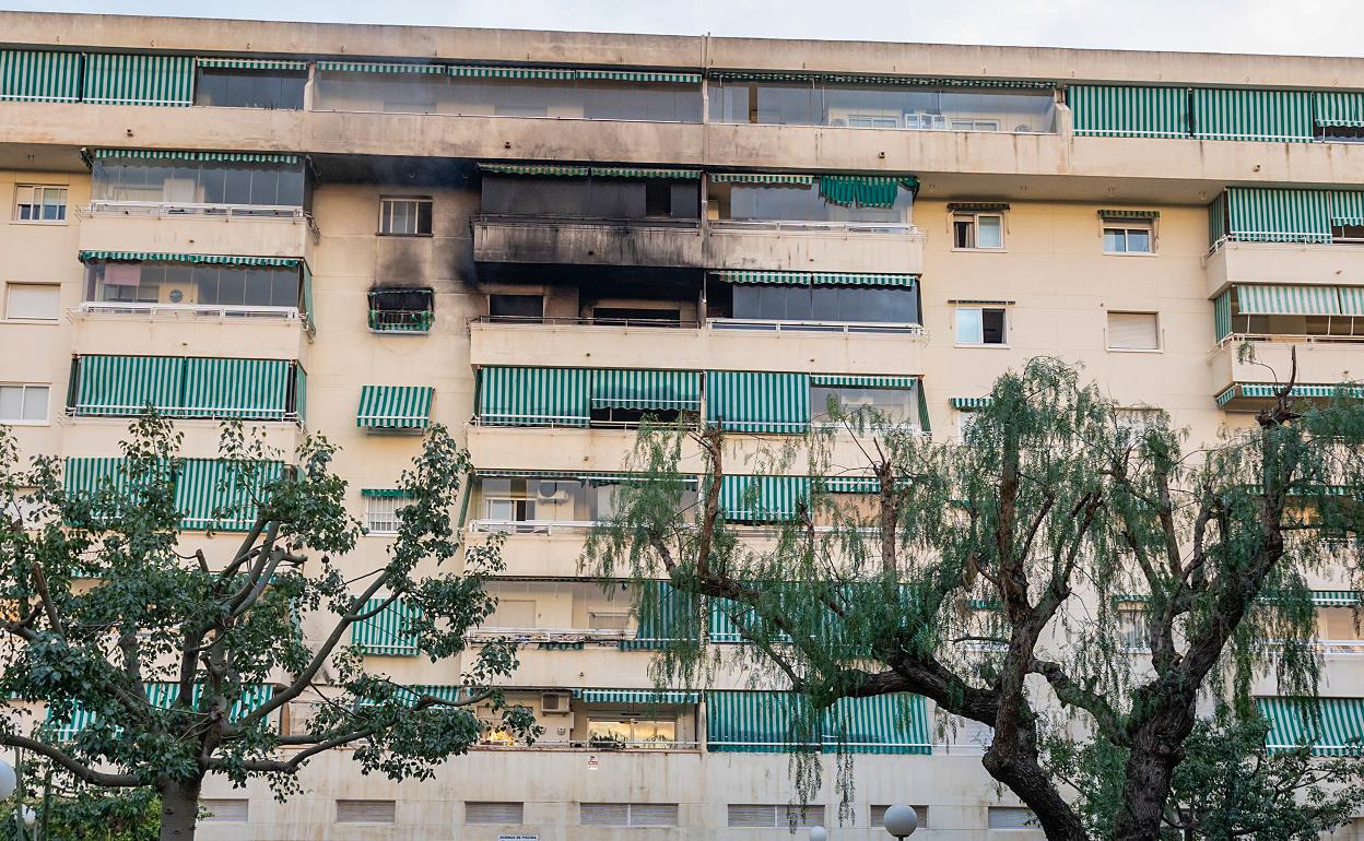 El edificio siniestrado por las llamas este lunes. 