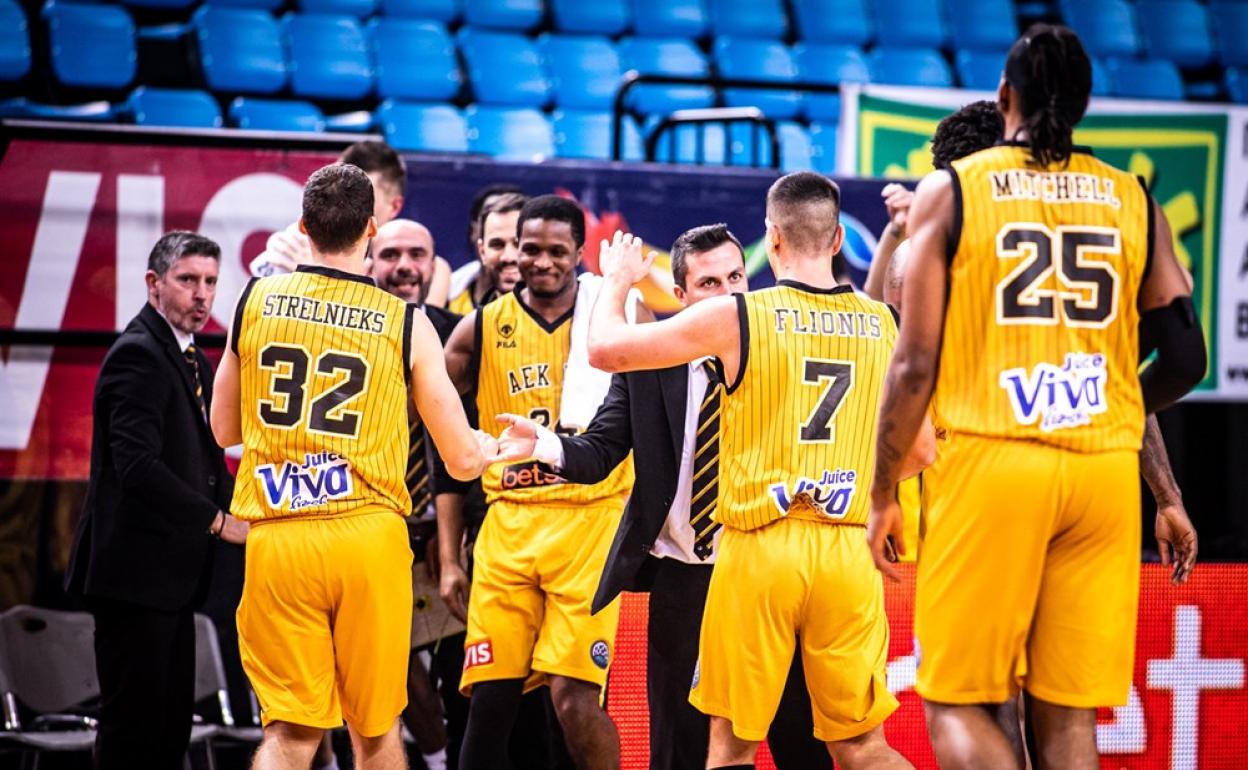 Los jugadores del AEK celebran una canasta en el partido ante el Tofas del pasado 4 de enero. 