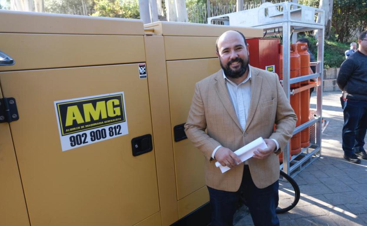 José Antonio García Ceballos, junto al grupo electrógeno a gas desarrollado por AMG y Repsol. 