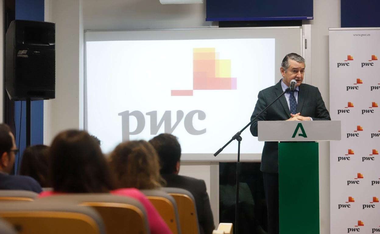 El consejero, en su visita a las oficinas de PwC. 