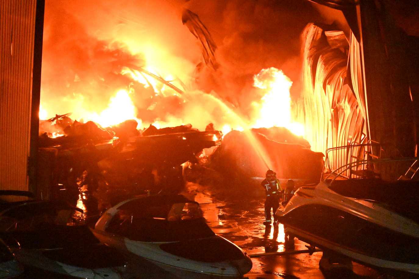 El fuego se originó en una nave de embarcaciones y creó una gran alarma