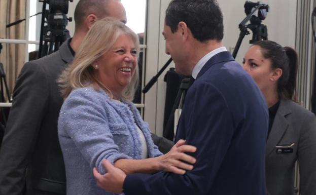 El abrazo de Juanma Moreno a la alcaldesa de Marbella