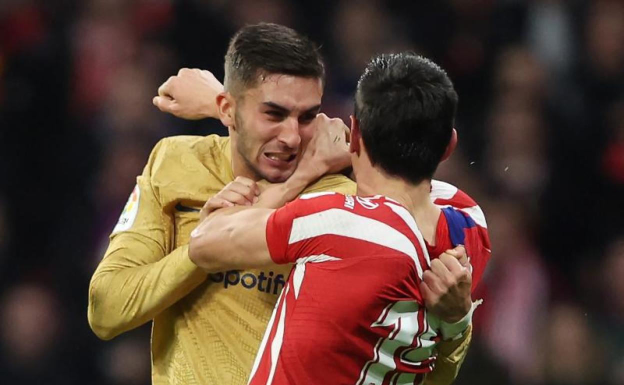 Ferran Torres y Stefan Savic, durante su pelea en el Metropolitano. 