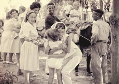 Imagen secundaria 1 - En la primera foto, Audrey Hepburn y Mel Ferrer (izquierda), en casa de los Rubistein en Marbella y con Daniel Barenboim entre los invitados. En la segunda, la actriz abraza a su hijo Sean durante una de las 'burradas' del Marbella Club. En la última, la pareja de intérpretes en los toros en 1967. Fotos: Marpy/SUR