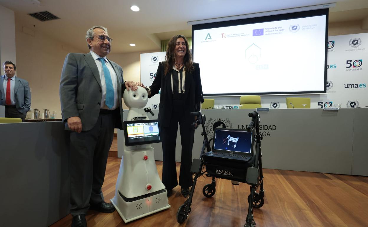 El rector, José Ángel Narváez, y la consejera de Inclusión Social, Loles López, en la presentación del proyecto 'Vivir en casa'. 