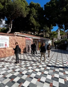 Imagen secundaria 2 - Arriba, los descubridores y las autoridades, en el acto institucional; abajo, a la izquierda, visita a la nueva sala de realidad virtual, y a la derecha, turistas, este jueves en el acceso a la gruta. 