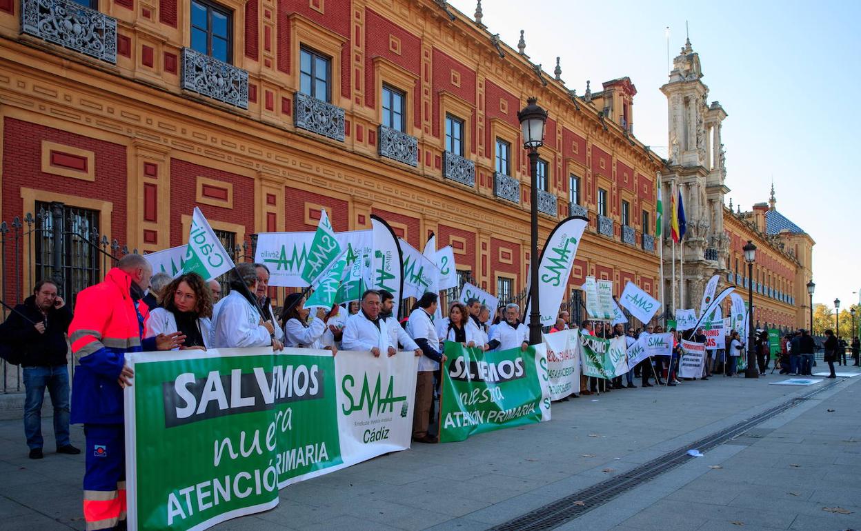 Concentración de médicos de atención primaria ayer a las puertas de la sede del Gobierno andaluz.