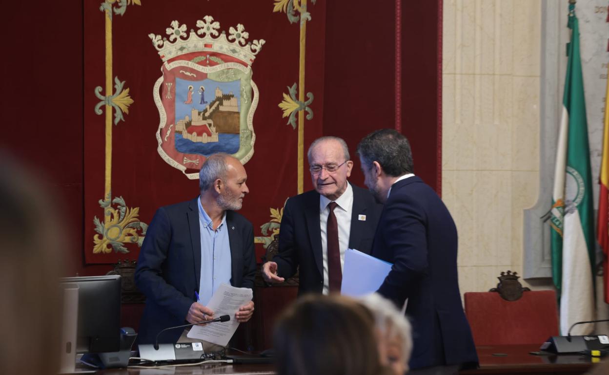 De la Torre charla con el concejal de Economía, Carlos Conde, y el oficial mayor, Juan Ramón Orense, antes de empezar el pleno extraordinario de presupuestos esta mañana.