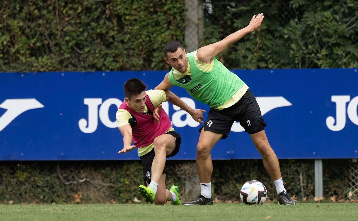 Rahmani, a la derecha, durante un entrenamiento del Eibar. 