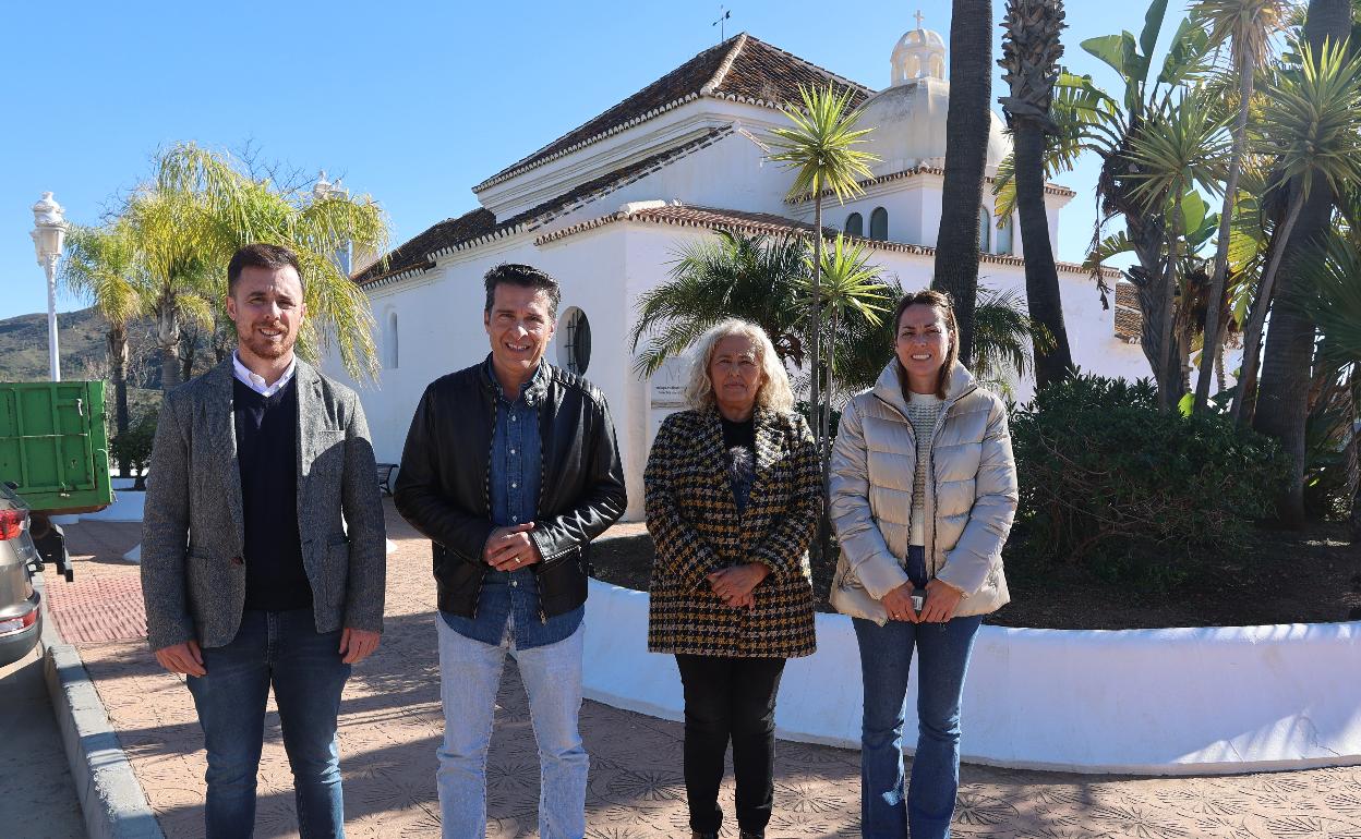 El alcalde torroxeño y tres ediles del gobierno local del PP, este jueves junto al convento que se va a rehabilitar. 