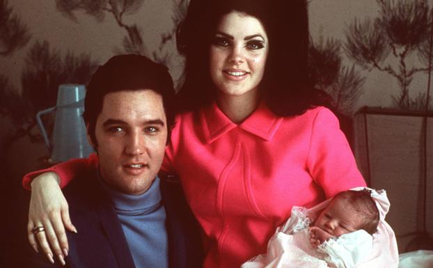 Elvis y Priscilla Presley, con su única hija, Lisa Marie, nacida en Memphis en 1968.