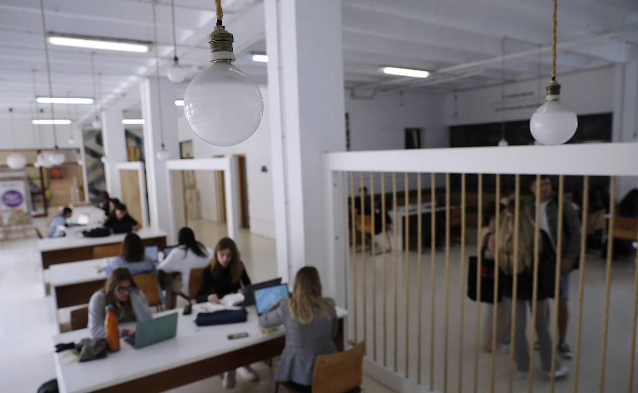 Estudiantes, en la Facultad de Ciencias de la Comunicación. 