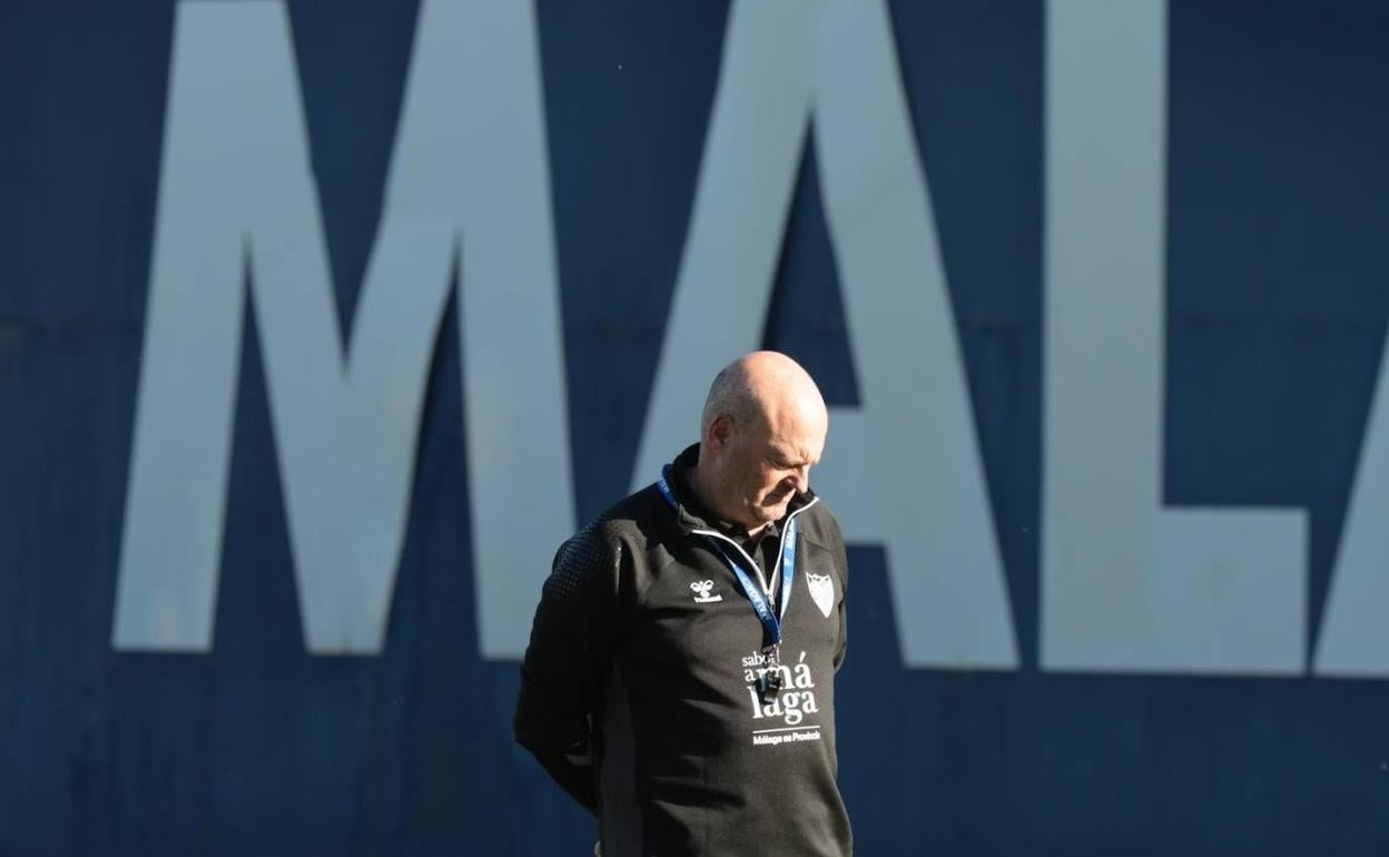 Pepe Mel, pensativo durante el entrenamiento. 