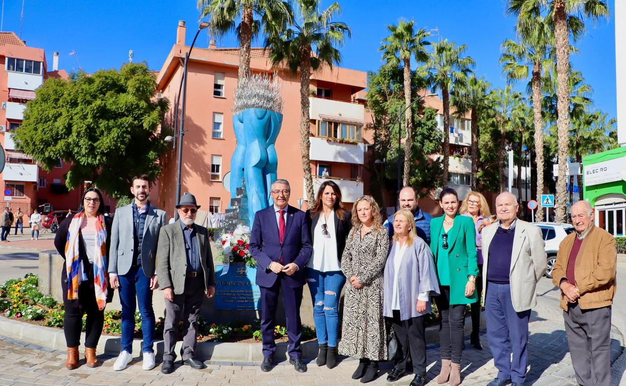 Acto de presentación de la nueva escultura en Rincón de la Victoria, este viernes. 