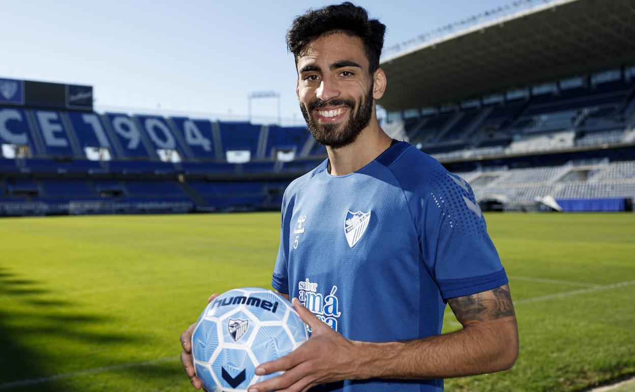 El central malaguista Juande posa para este periódico en La Rosaleda al final de un entrenamiento. 