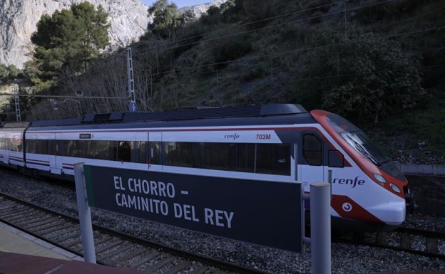 Un tren Civia en pruebas para el nuevo servicio en la estación El Chorro-Caminito del Rey, ayer. 