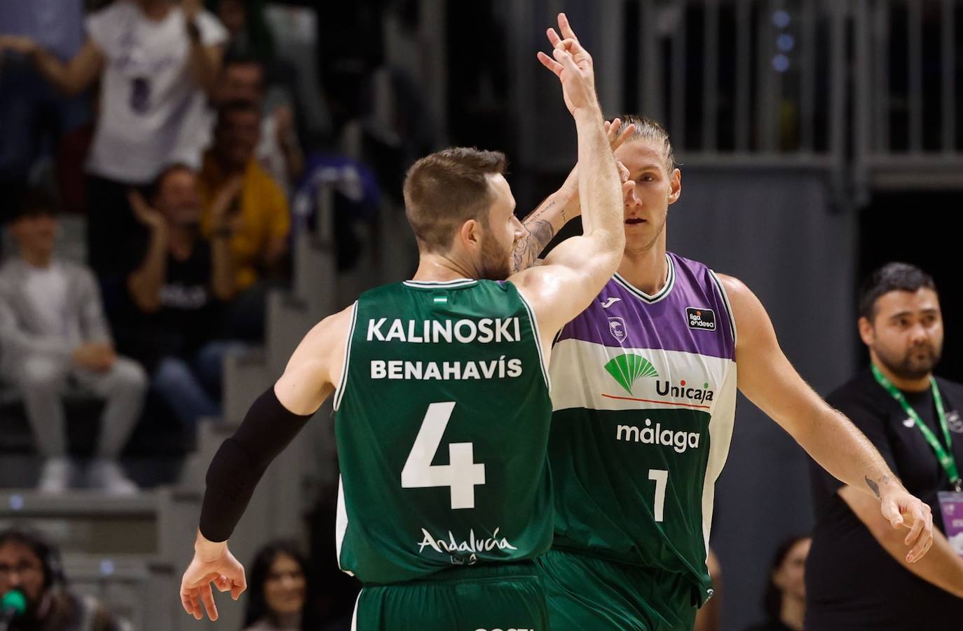 El Unicaja se exhibe ante el Río Breogán (100-66). 