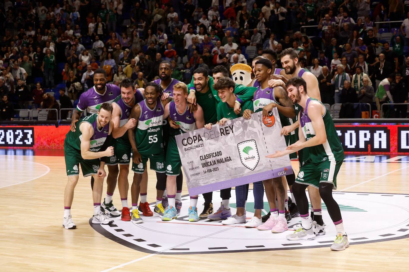 El Unicaja se exhibe ante el Río Breogán (100-66). 