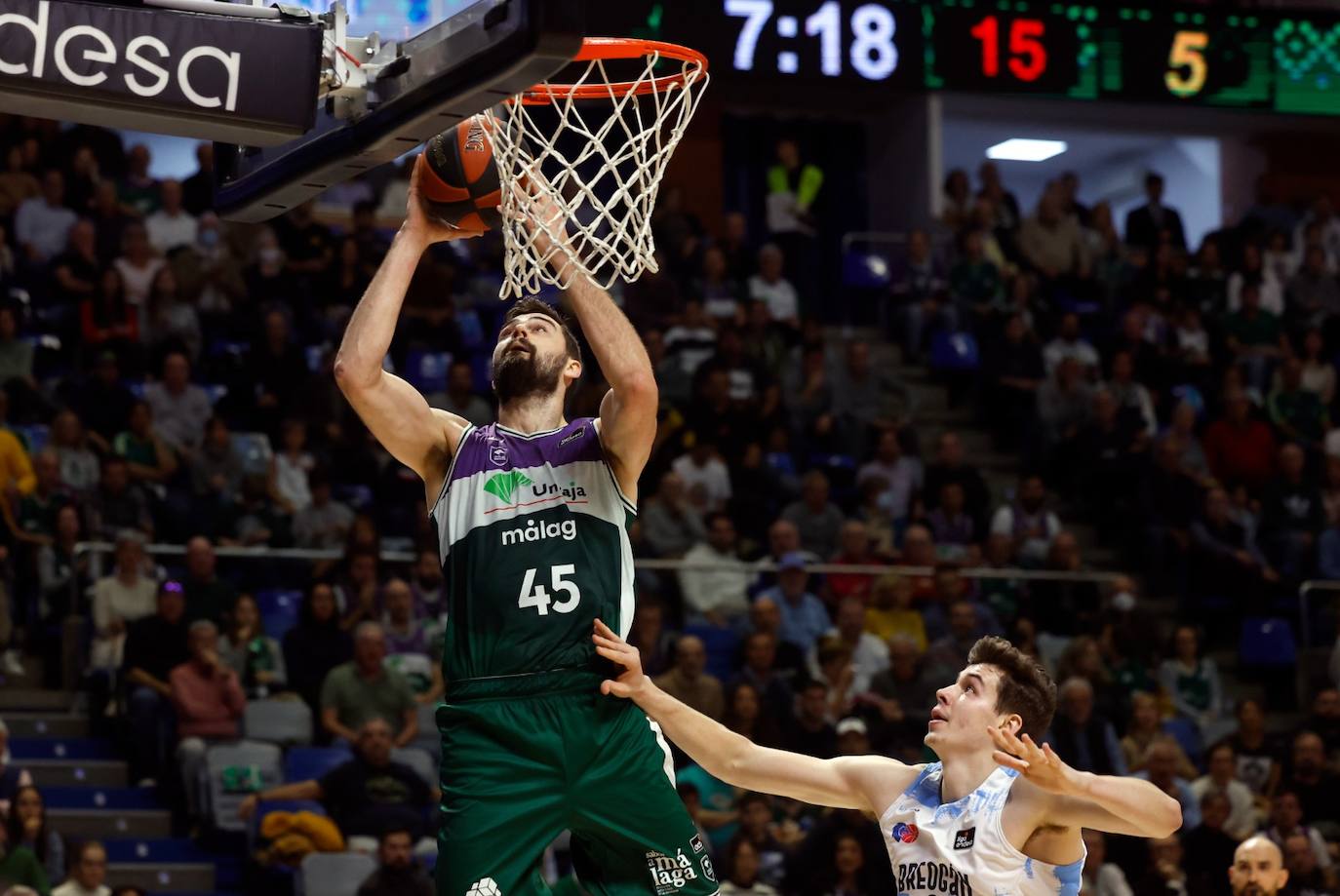 El Unicaja se exhibe ante el Río Breogán (100-66). 