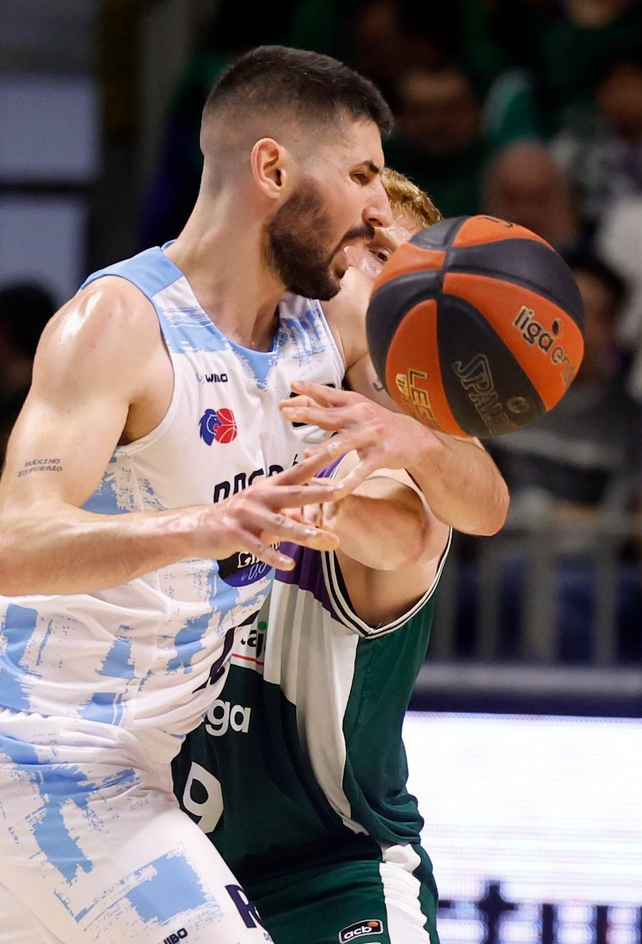 El Unicaja se exhibe ante el Río Breogán (100-66). 