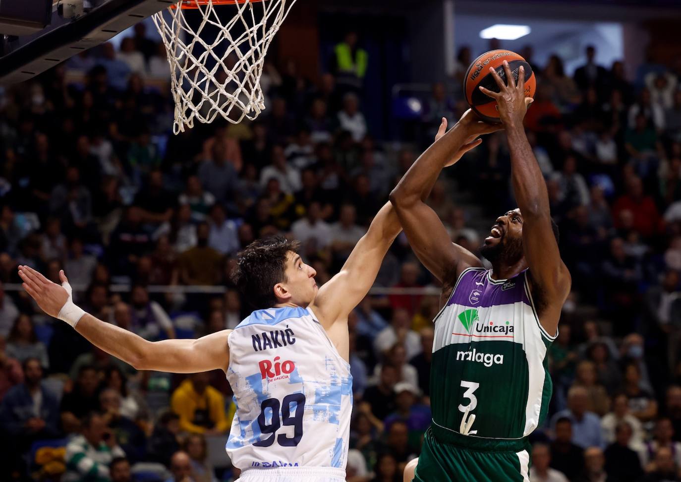 El Unicaja se exhibe ante el Río Breogán (100-66). 