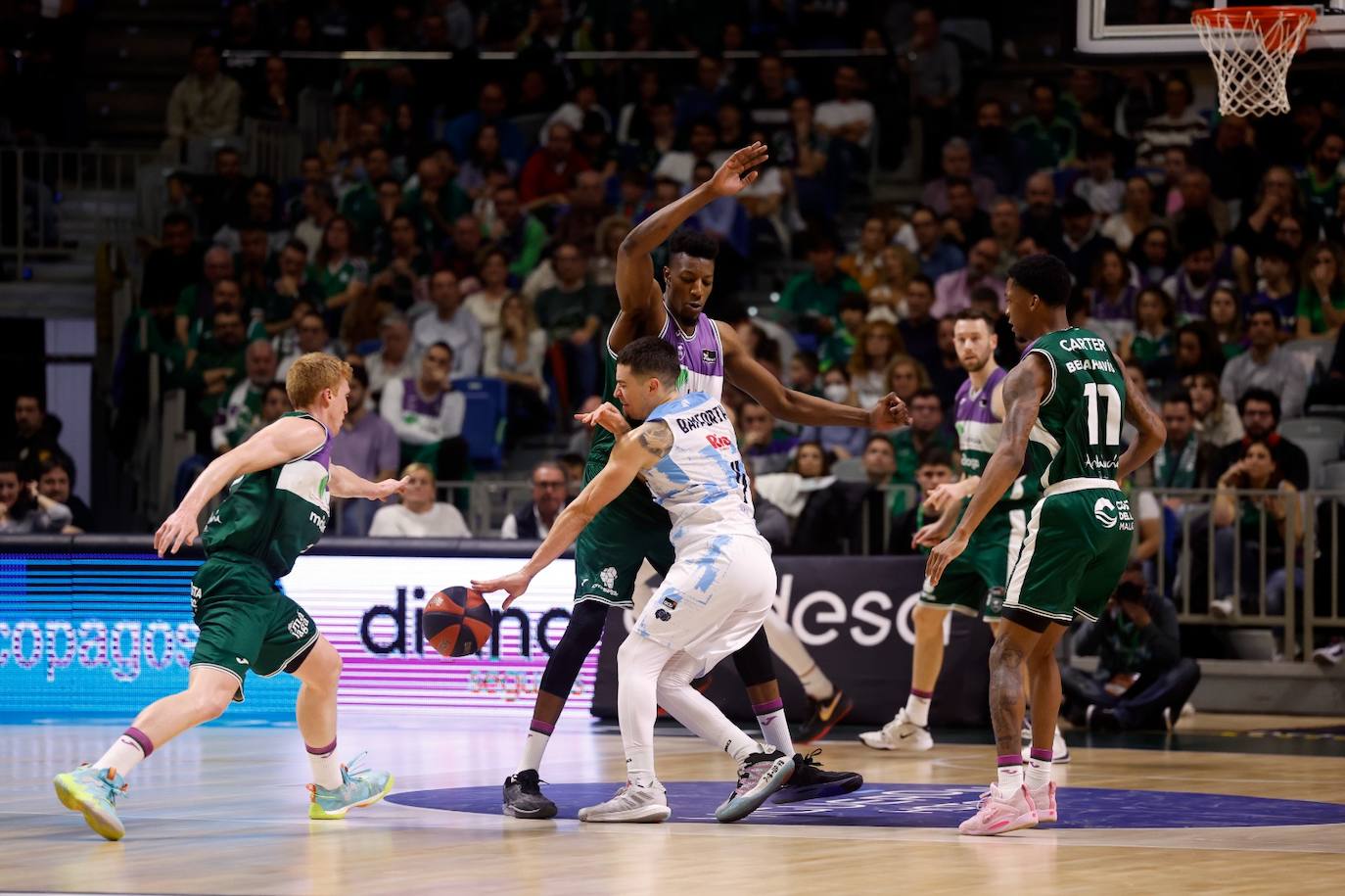 El Unicaja se exhibe ante el Río Breogán (100-66). 