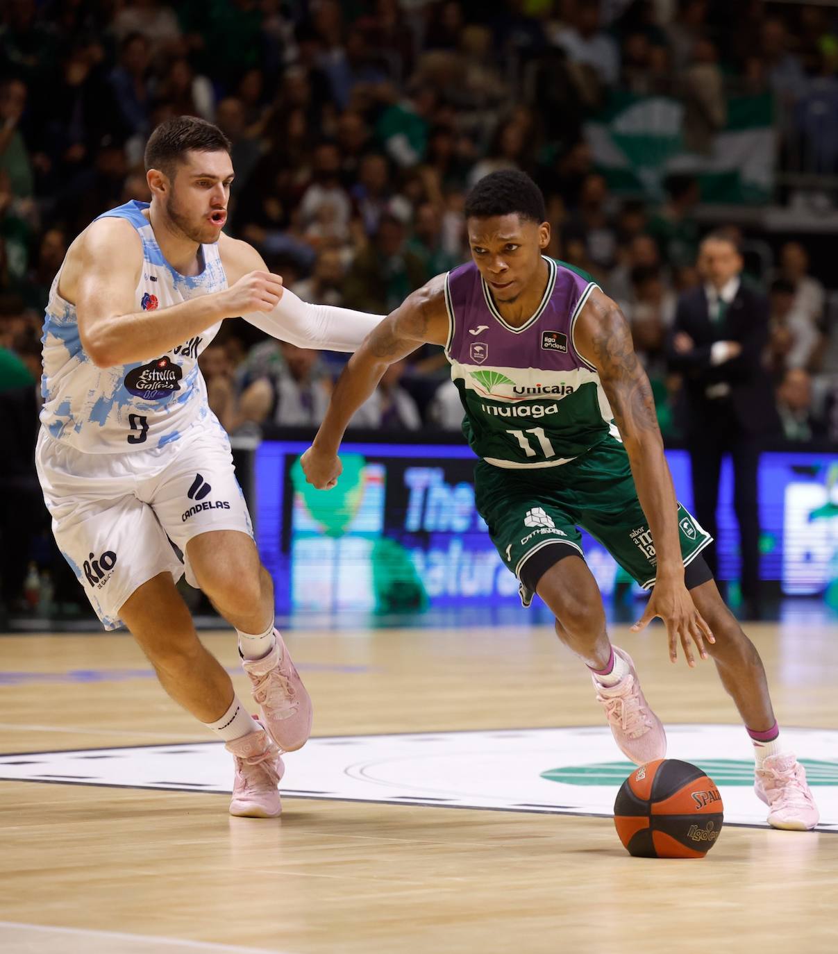 El Unicaja se exhibe ante el Río Breogán (100-66). 