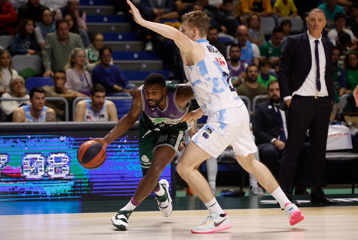 El Unicaja se exhibe ante el Río Breogán (100-66). 