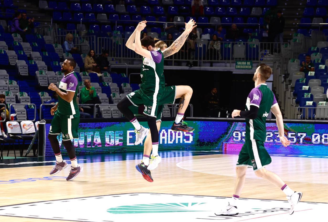 El Unicaja se exhibe ante el Río Breogán (100-66). 