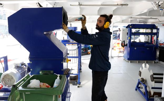 Imagen principal - El Plastic Odyssey hace escala en el Muelle Uno: «De camino a Málaga hemos visto un frigorífico tirado en alta mar»