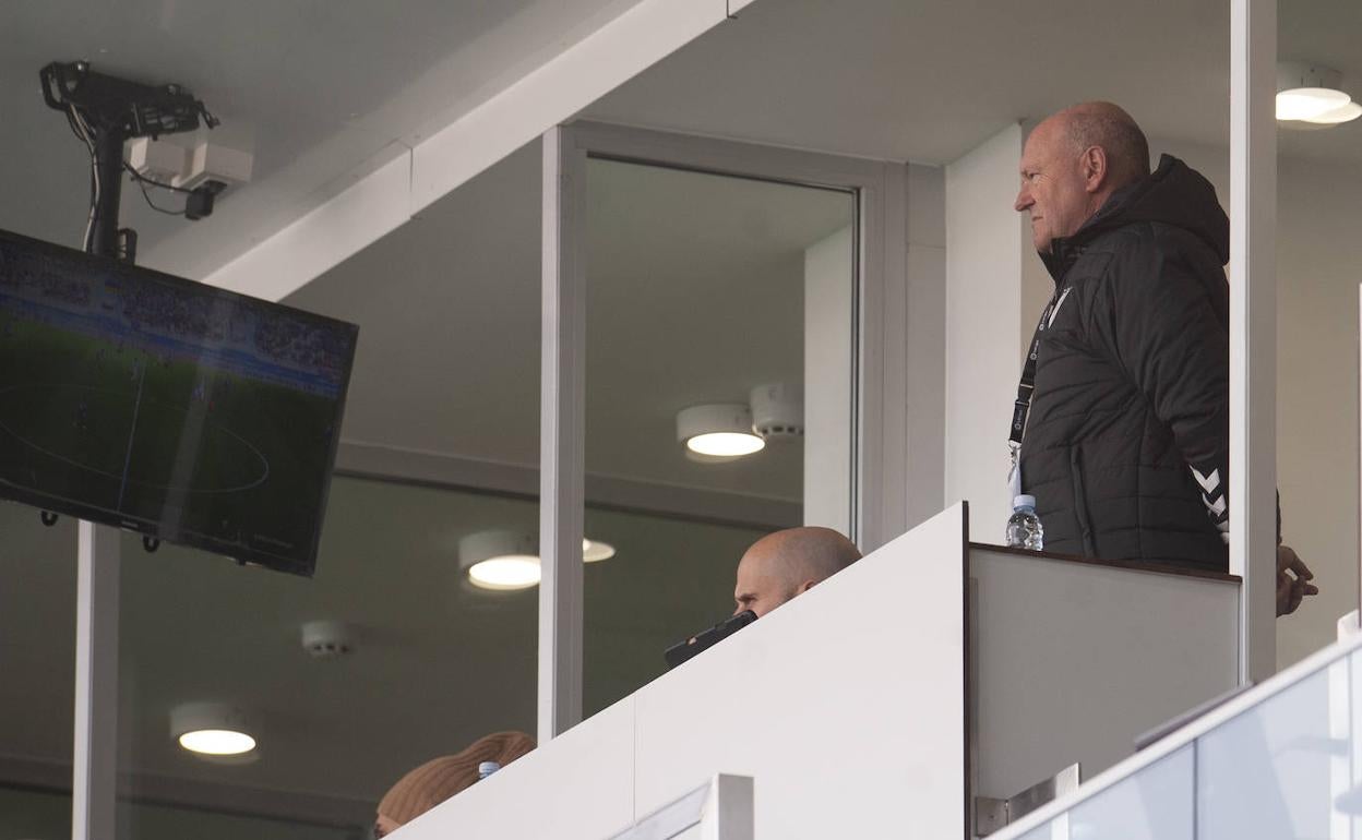 El entrenador del Málaga, Pepe Mel, este domingo en un palco de Ipurua, junto al analista Capa, en su segundo y último partido de sanción. 