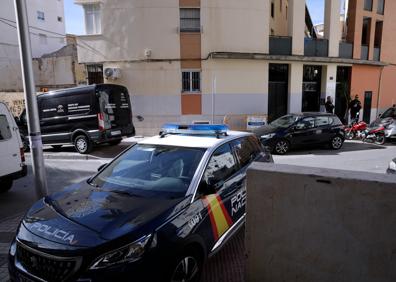 Imagen secundaria 1 - Familiares y vecinos, consternados por lo ocurrido. Abajo, a la izquierda, dos agentes custodian la entrada del edificio en el que sucedieron los hechos. 