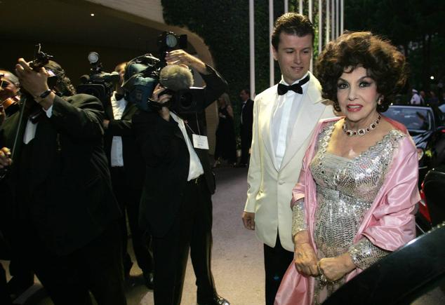 La actriz italiana Gina Lollobrigida llega el 5 de agosto de 2005 con su entonces pareja, el español Javier Rigau, al baile anual de la Cruz Roja en Mónaco.