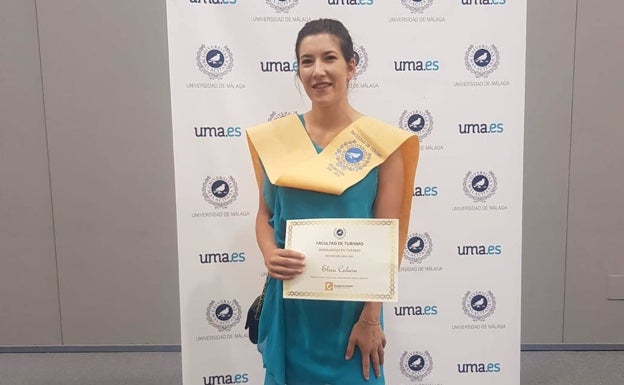 Elisa Calusa, con su título del Grado en Turismo. 