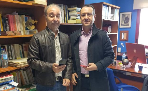 Los principales investigadores del proyecto, Pedro Farias y Bernardo Gómez, en su despacho. 