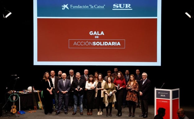 Premiados de esta edición y representantes institucionales, al terminar la gala en el Auditorio del Museo Picasso. 