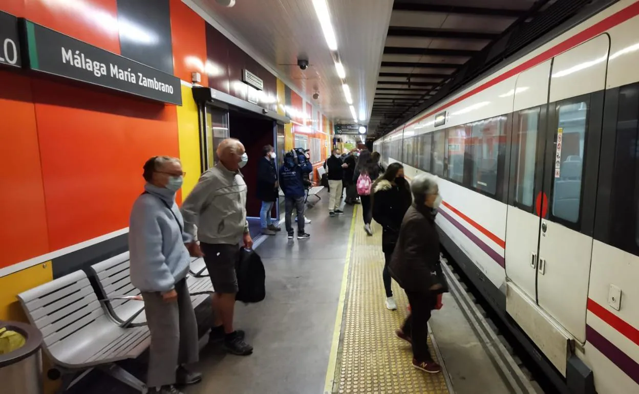 Usuarios del Cercanías en la estación María Zambrano de Málaga. 