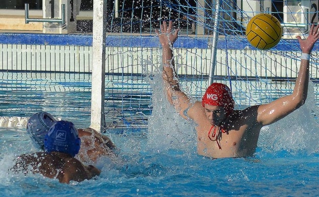 Una acción de juego de un duelo sénior del Club Waterpolo Málaga. 