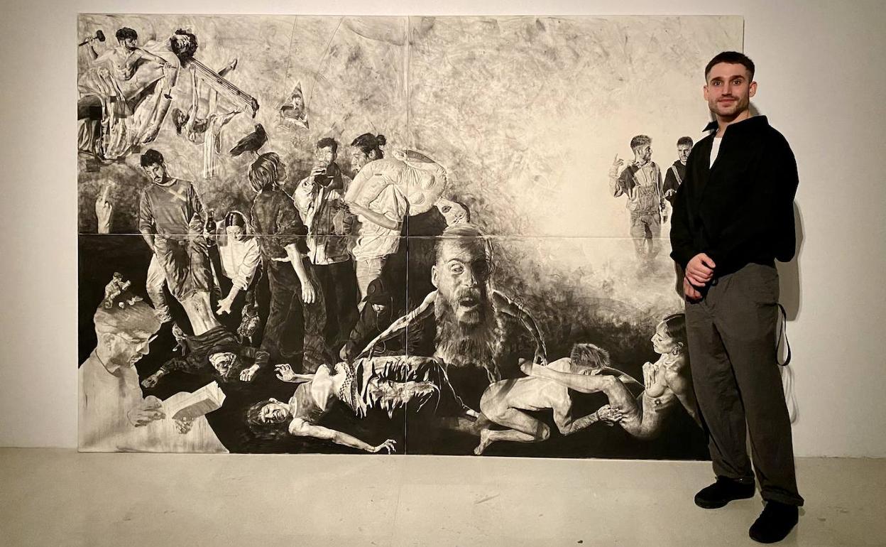 Eduardo Urdiales junto a su obra maestra 'Apotegma'. 