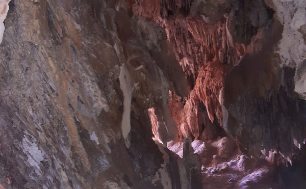 Imagen principal - Descubren una cueva en un solar en construcción en el centro de Torremolinos