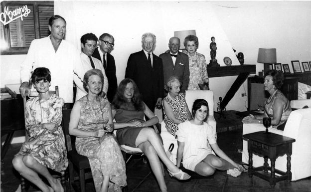 Imagen principal - En la primera foto, Audrey Hepburn y Mel Ferrer (izquierda), en casa de los Rubistein en Marbella y con Daniel Barenboim entre los invitados. En la segunda, la actriz abraza a su hijo Sean durante una de las 'burradas' del Marbella Club. En la última, la pareja de intérpretes en los toros en 1967. Fotos: Marpy/SUR