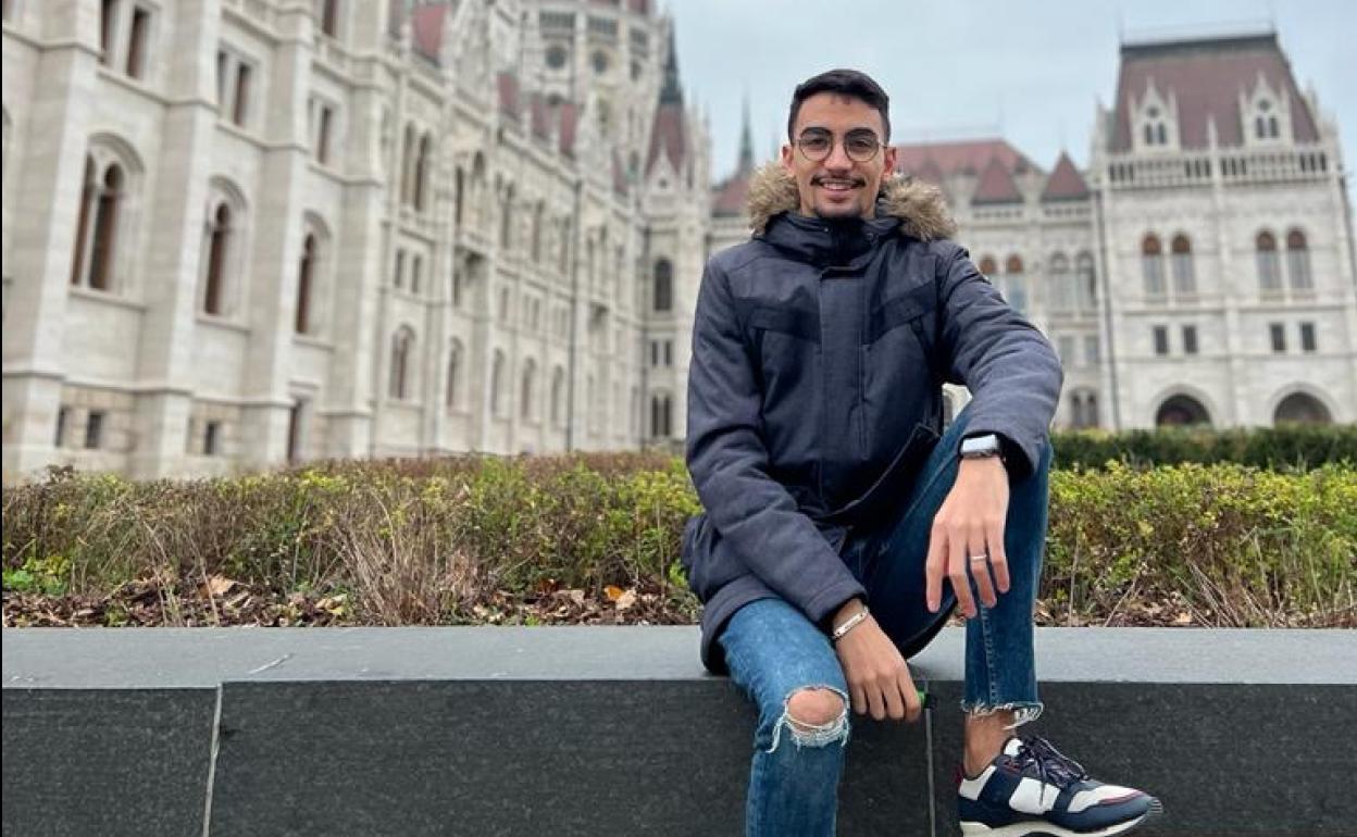 Naufal Chouati el Jaafary, estudiante de la UMA de erasmus en Budapest, ante la sede del parlamento del país. 