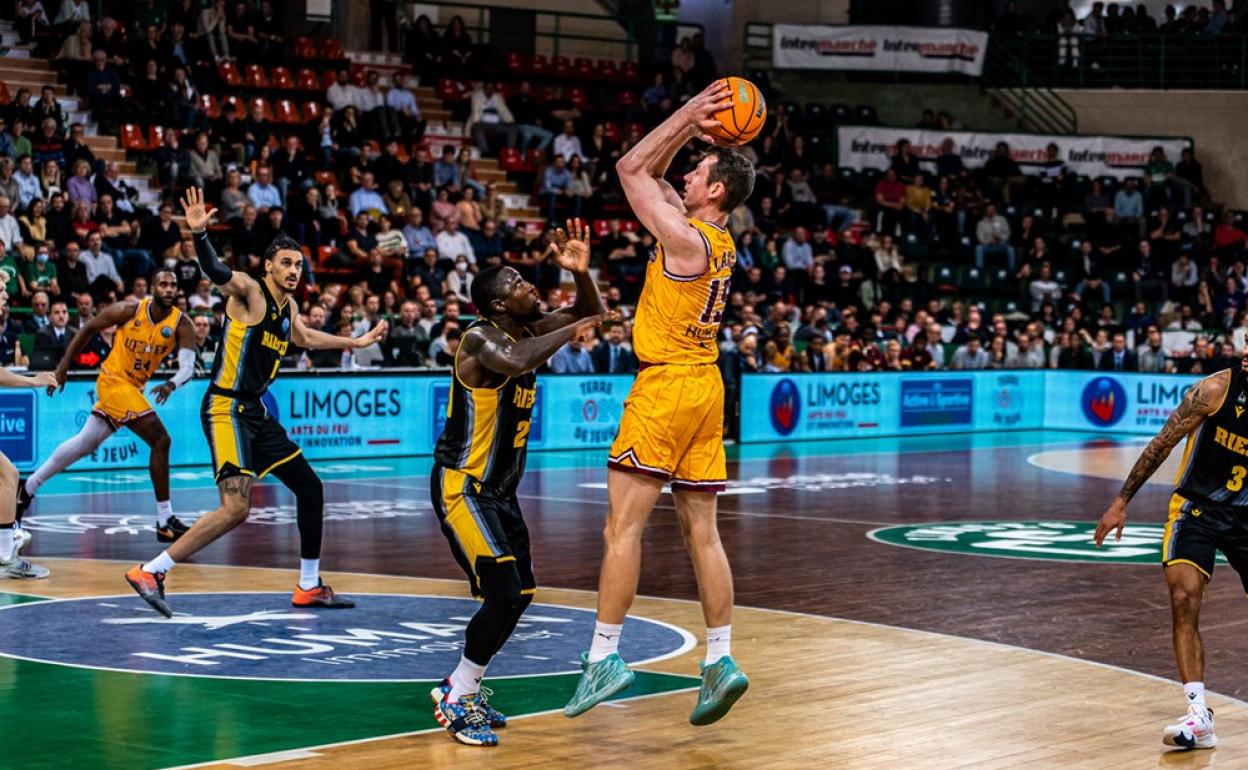 El Ludwigsburg y el Limoges disputan esta tarde el tercer partido de su eliminatoria de clasificación. 