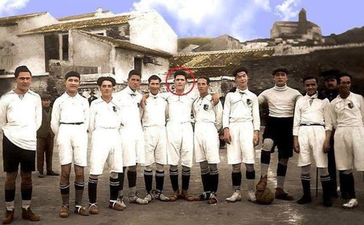 Arriba, once del Vélez CF en 1922. En el centro, Anita Carmona, que jugaba bajo el pseudónimo 'Veleta'.