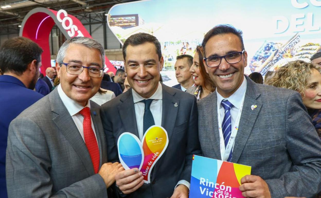 Francisco Salado, Juanma Moreno y Antonio José Martín, este miércoles en la feria Fitur de Madrid. 