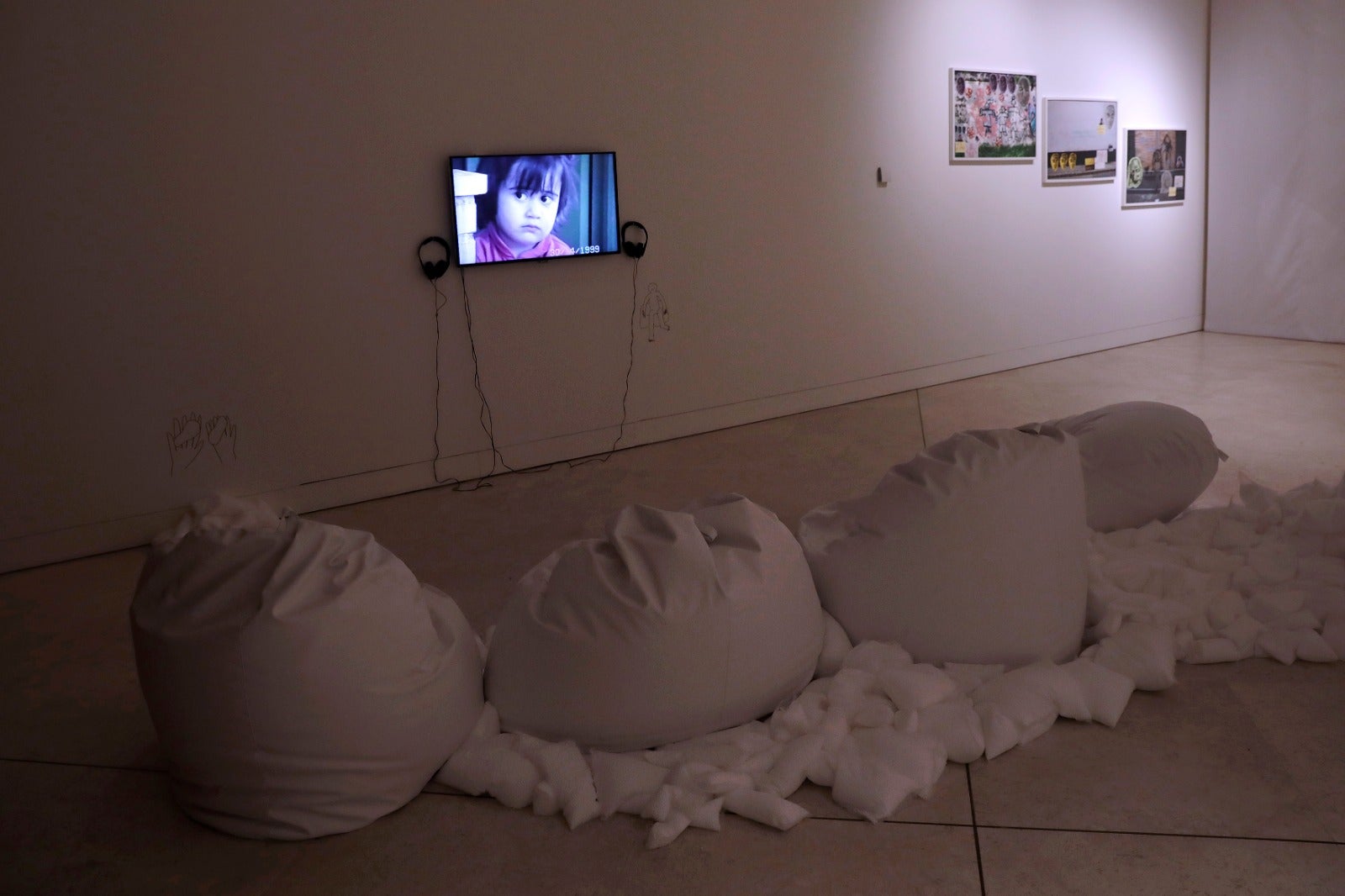 La exposiición exhibe la infantilización de la generación de los 90 como mecanismo de defensa ante la frustración y la precariedad 
