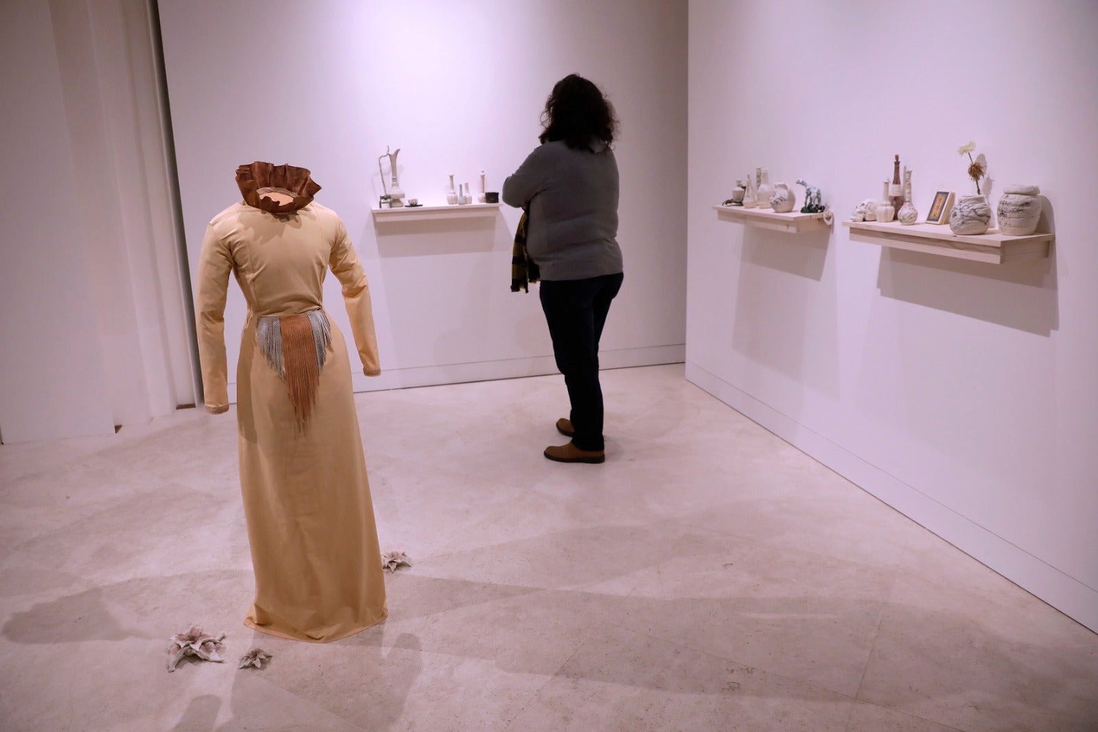 La exposiición exhibe la infantilización de la generación de los 90 como mecanismo de defensa ante la frustración y la precariedad 