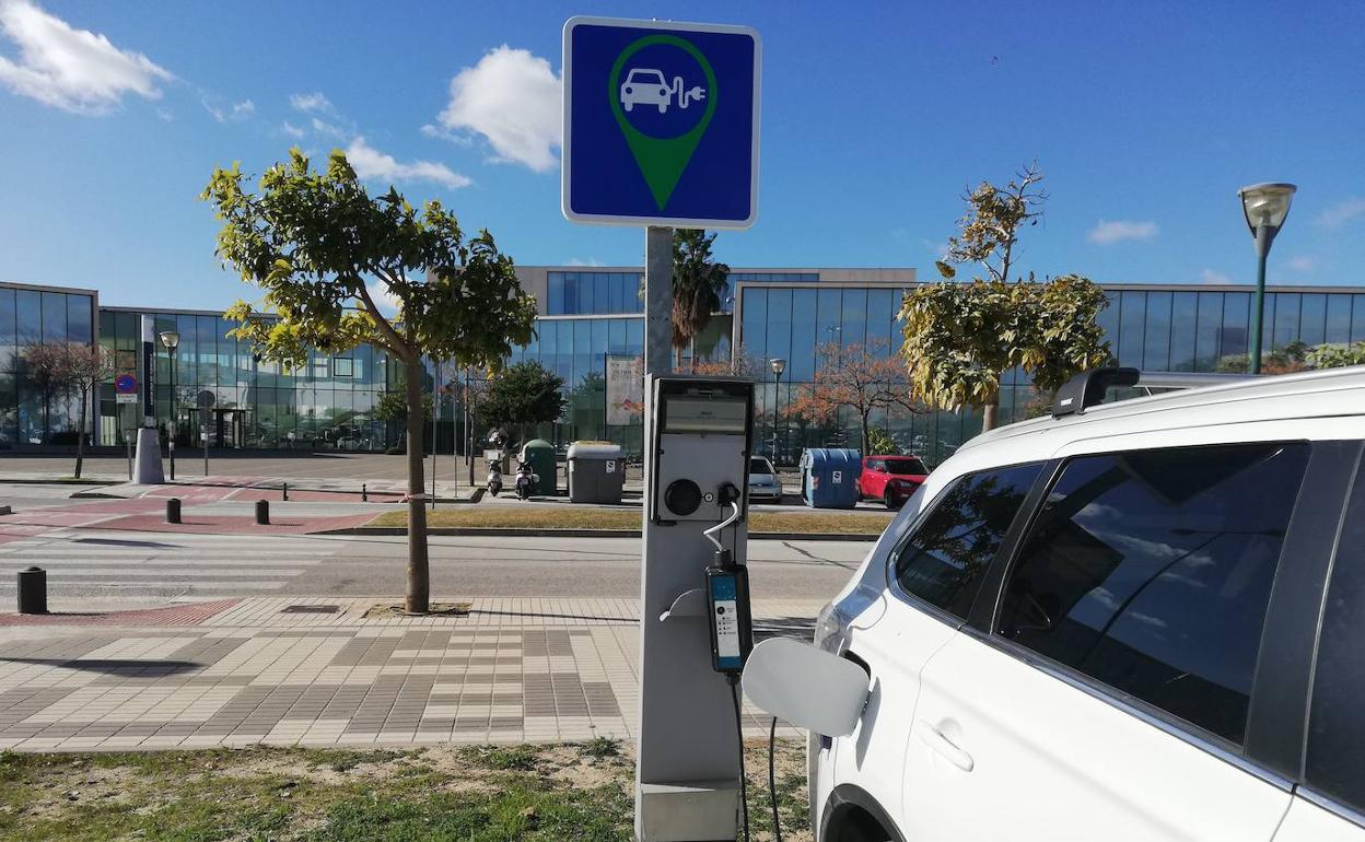 Un vehículo cargando junto a Ciencias de la Salud, una de las zonas sin restricción de acceso. 